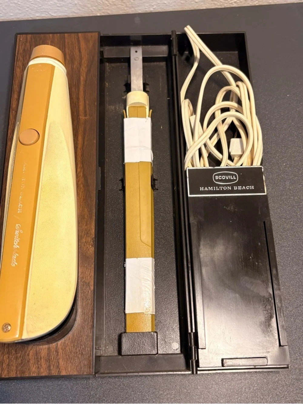 1970’s Hamilton Beach Harvest Gold Handheld electric knife with origStorage Case